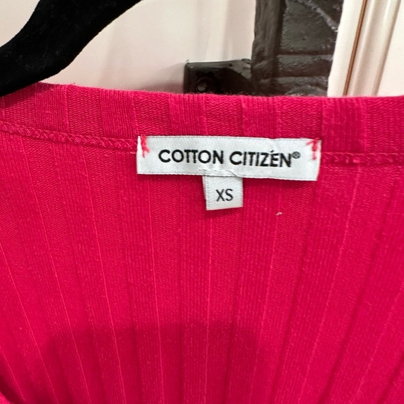 COTTON CITIZEN The Capri Crop Cardigan in Fuchsia (22) - Picture 5 of 6